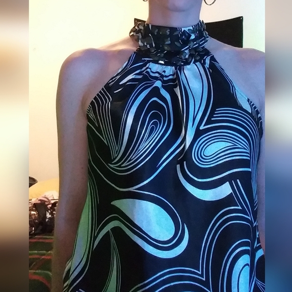 Womens Size Medium Chic Black and White Swirl Sleeveless Tunic With Tied Back. - Picture 8 of 9